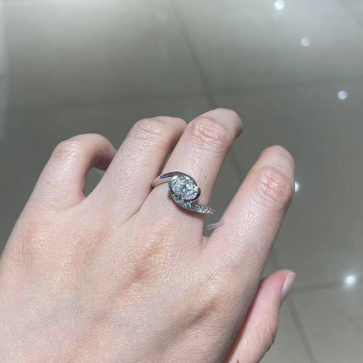 扭臂微镶蛋形女戒S925银镀白金定制选款主石莫桑钻1.5ct/副石高碳钻